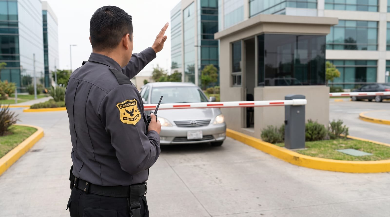 Vigilante de Black Hawk controlando la barrera de acceso de un parque empresarial